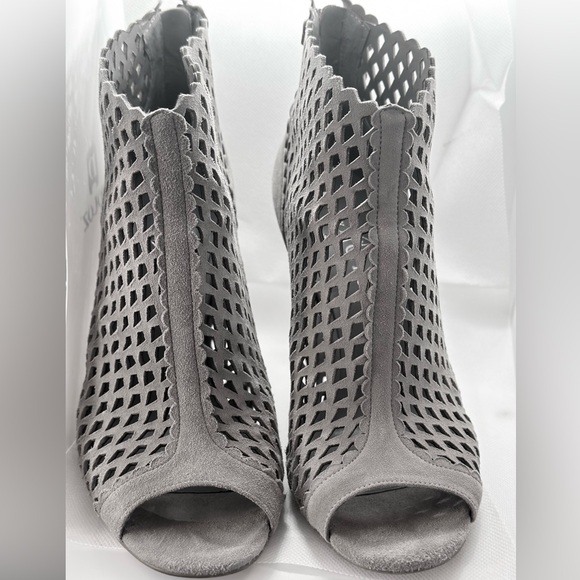 Ivanka Trump High Heels - Picture 3 of 10